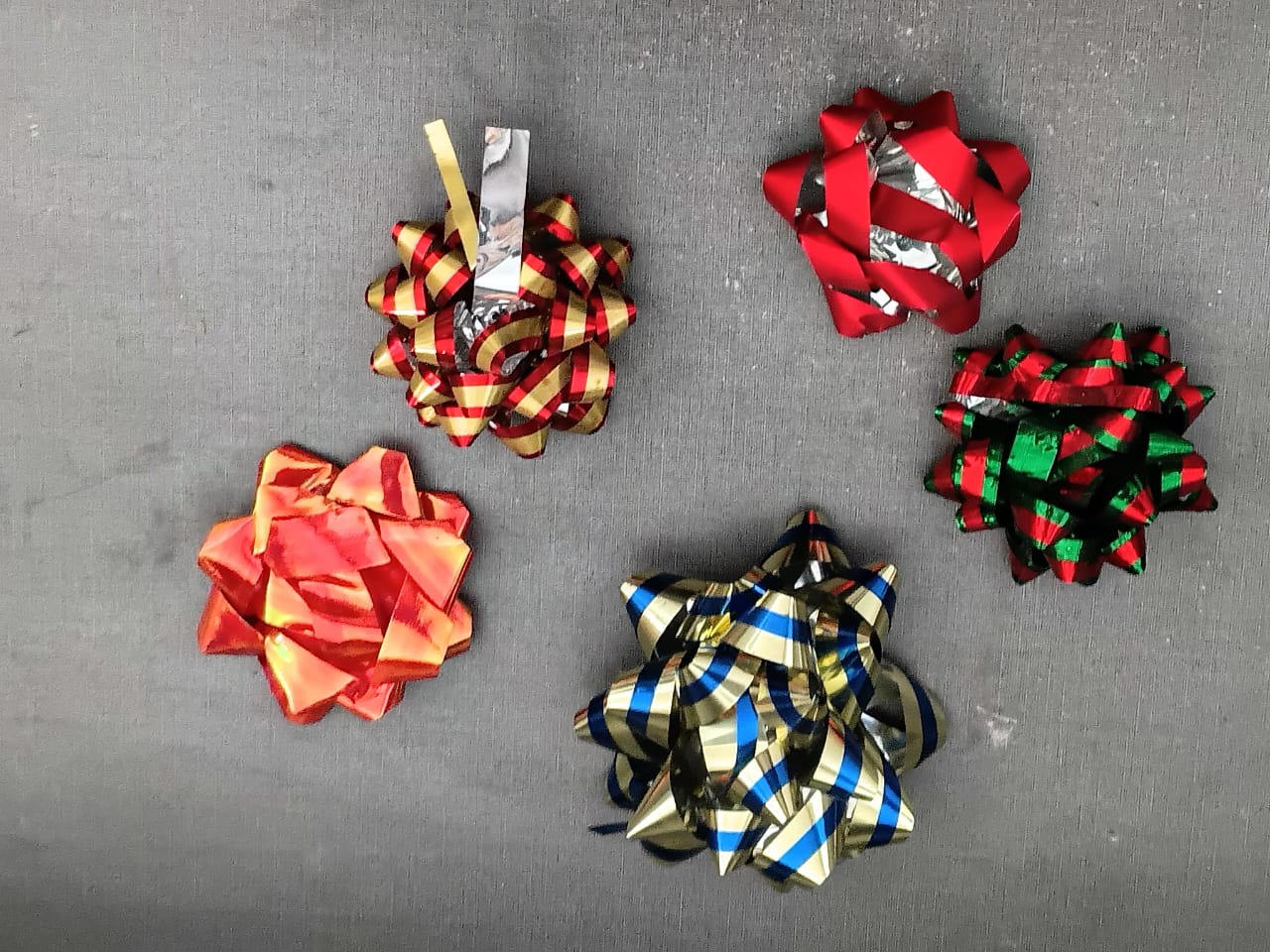 Deluxe Metallic Self-Adhesive Gift Bows. Deluxe Metallic Self-Adhesive Gift Bows.